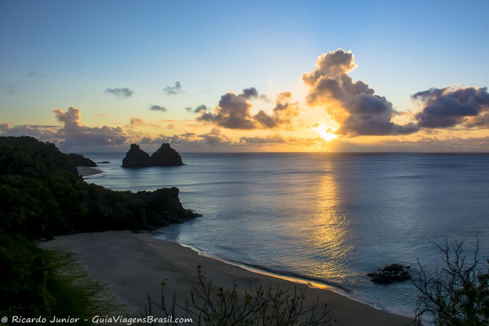 Imagem de um entardecer fantástico em Fernando de Noronha.